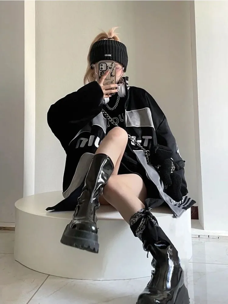 Graue und schwarze Cyberpunk-Grunge-Jacke